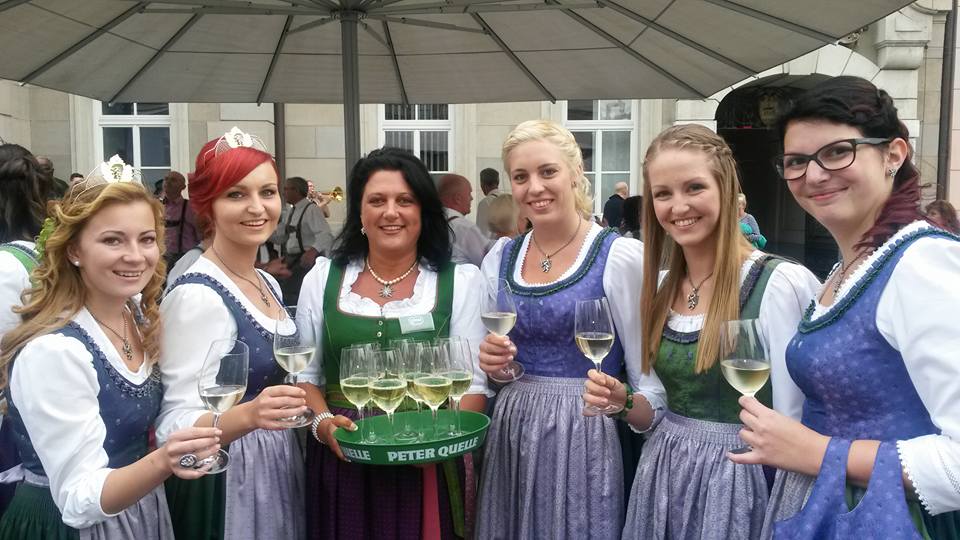 Das Weinwochen Dirndl Alice mit steirischen Hoheiten